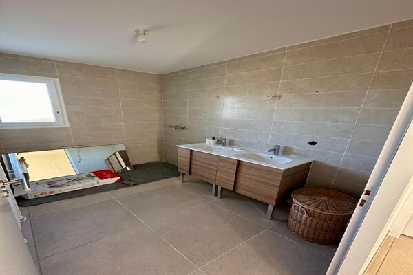 Foto van Villa l'Esquirol met uitzicht en zwembad - Vakantiehuis in Roquebrun - BathRoom