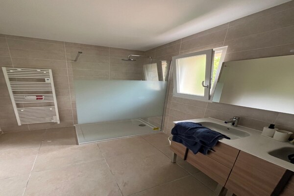 Foto van Villa l'Esquirol met uitzicht en zwembad - Vakantiehuis in Roquebrun - BathRoom