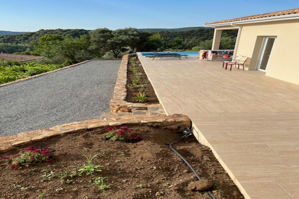 Foto van Villa l'Esquirol met uitzicht en zwembad - Vakantiehuis in Roquebrun - TerraceBalcony