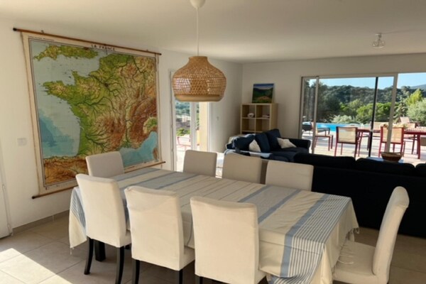 Foto van Villa l'Esquirol met uitzicht en zwembad - Vakantiehuis in Roquebrun - DiningRoom