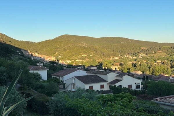 Foto van Villa l'Esquirol met uitzicht en zwembad - Vakantiehuis in Roquebrun - ViewSummer