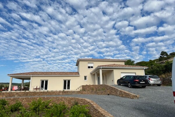 Foto van Villa l'Esquirol met uitzicht en zwembad - Vakantiehuis in Roquebrun - ExteriorSummer