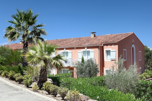 Foto van Kustverblijf voor groepen - Vakantiehuis in Saint-Aygulf - ExteriorSummer