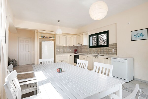 Foto van Villa bij Kissakas Strand met Zeezicht - Vakantiehuis in Pera Melana - DiningRoom