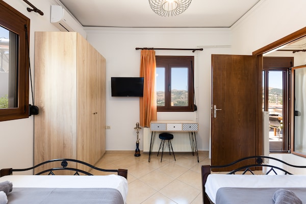Foto van Huis in Spili met Uitzicht op Bergen - Vakantiehuis in Spili - BedRoom