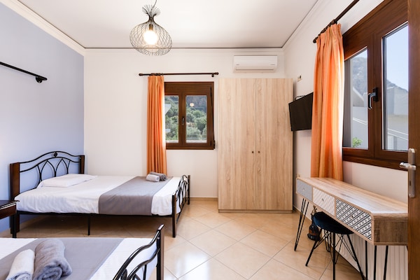 Foto van Huis in Spili met Uitzicht op Bergen - Vakantiehuis in Spili - BedRoom