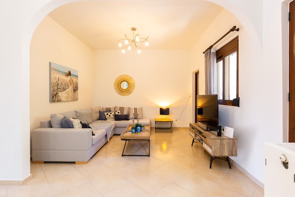 Foto van Huis in Spili met Uitzicht op Bergen - Vakantiehuis in Spili - LivingRoom