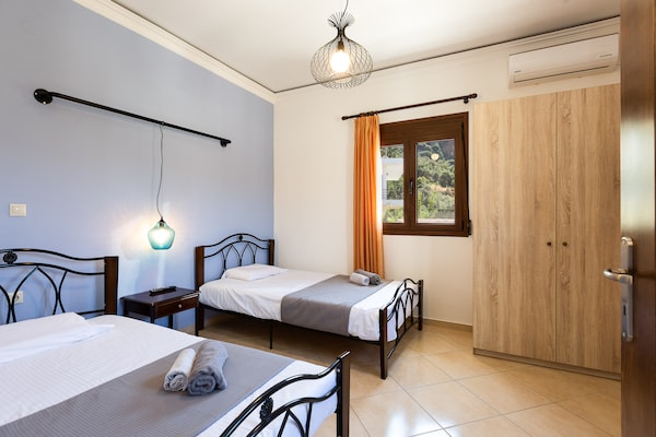 Foto van Huis in Spili met Uitzicht op Bergen - Vakantiehuis in Spili - BedRoom