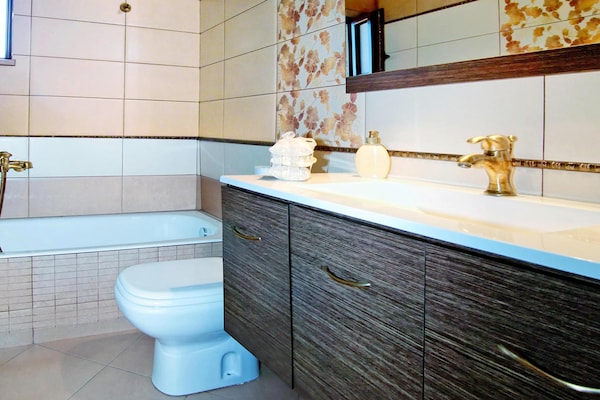 Foto van Kretaanse villa vlakbij het strand voor 10 - Vakantiehuis in Kondomari - BathRoom