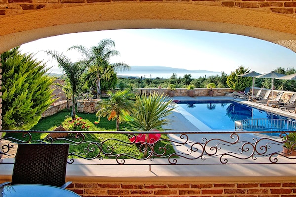 Foto van Kretaanse villa vlakbij het strand voor 10 - Vakantiehuis in Kondomari - ViewSummer