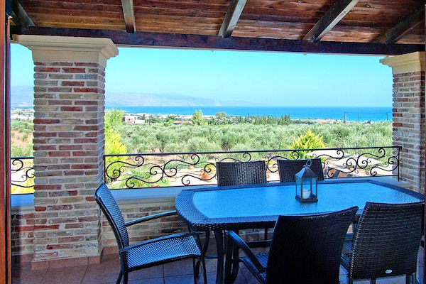 Foto van Kretaanse villa vlakbij het strand voor 10 - Vakantiehuis in Kondomari - TerraceBalcony