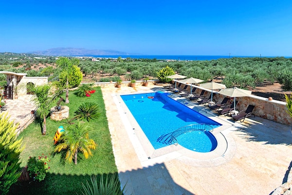 Foto van Kretaanse villa vlakbij het strand voor 10 - Vakantiehuis in Kondomari - PoolOfHouse