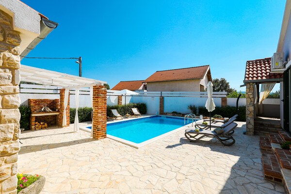 Foto van Villa in Pridraga met privézwembad - Vakantiehuis in Pridraga - PoolOfHouse