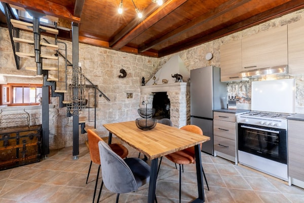 Foto van Stone House Prapatna-Two Bedroom Holiday Home with Swimming Pool - Kitchen