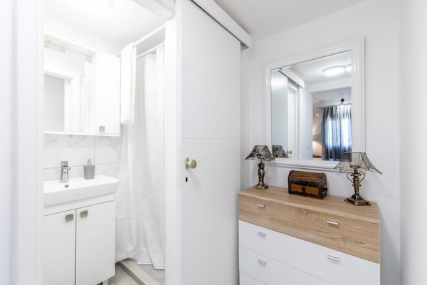 Foto van Stone House Prapatna-Two Bedroom Holiday Home with Swimming Pool - BathRoom