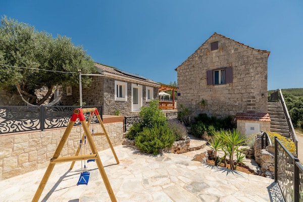 Foto van Stone House Prapatna-Two Bedroom Holiday Home with Swimming Pool - GardenSummer