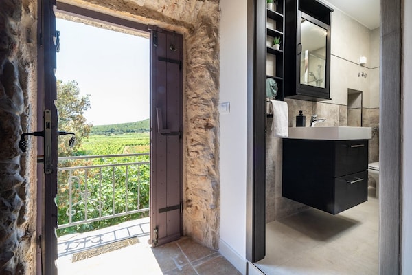 Foto van Stone House Prapatna-Two Bedroom Holiday Home with Swimming Pool - Outdoor