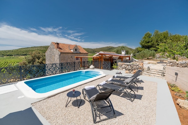 Foto van Stone House Prapatna-Two Bedroom Holiday Home with Swimming Pool - Pool