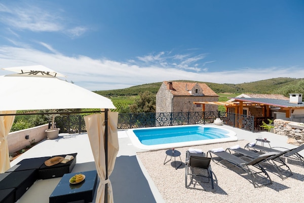 Foto van Stone House Prapatna-Two Bedroom Holiday Home with Swimming Pool - Pool