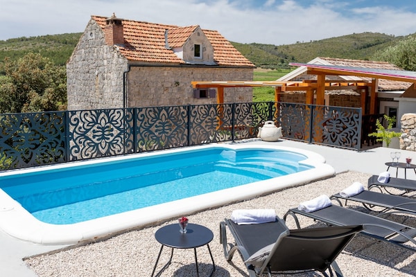 Foto van Stone House Prapatna-Two Bedroom Holiday Home with Swimming Pool - Pool