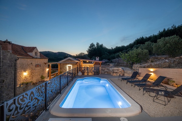 Foto van Stone House Prapatna-Two Bedroom Holiday Home with Swimming Pool - Pool