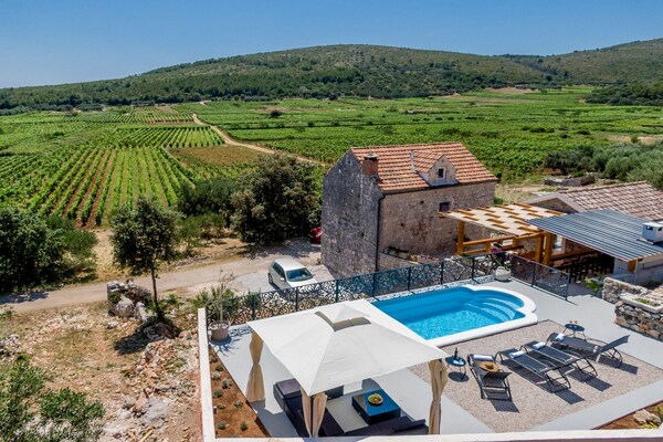 Foto van Stone House Prapatna-Two Bedroom Holiday Home with Swimming Pool - View