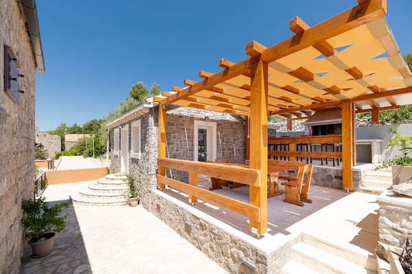 Foto van Stone House Prapatna-Two Bedroom Holiday Home with Swimming Pool - terrace