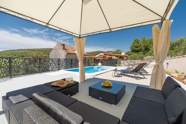 Foto van Stone House Prapatna-Two Bedroom Holiday Home with Swimming Pool - terrace