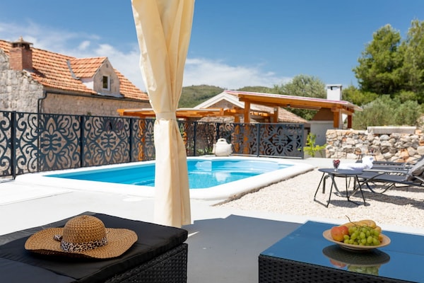 Foto van Stone House Prapatna-Two Bedroom Holiday Home with Swimming Pool - terrace