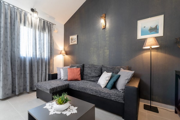 Foto van Stone House Prapatna-Two Bedroom Holiday Home with Swimming Pool - LivingRoom