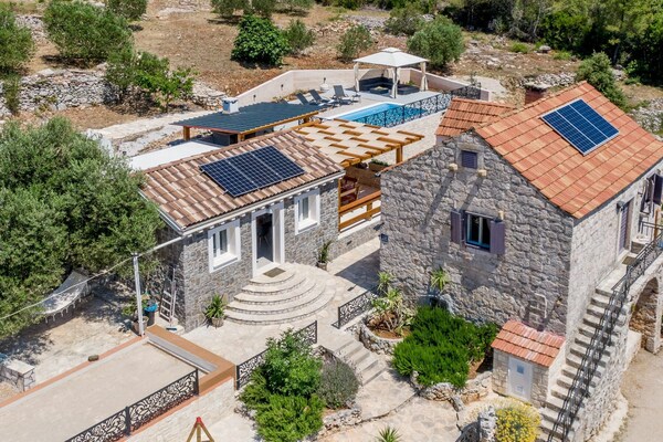 Foto van Stone House Prapatna-Two Bedroom Holiday Home with Swimming Pool - Outdoor