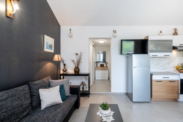 Foto van Stone House Prapatna-Two Bedroom Holiday Home with Swimming Pool - LivingRoom