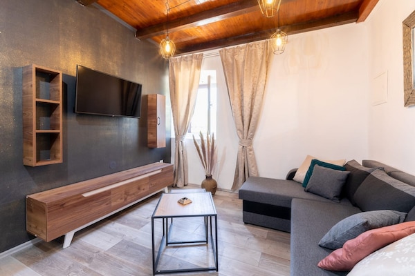 Foto van Stone House Prapatna-Two Bedroom Holiday Home with Swimming Pool - LivingRoom