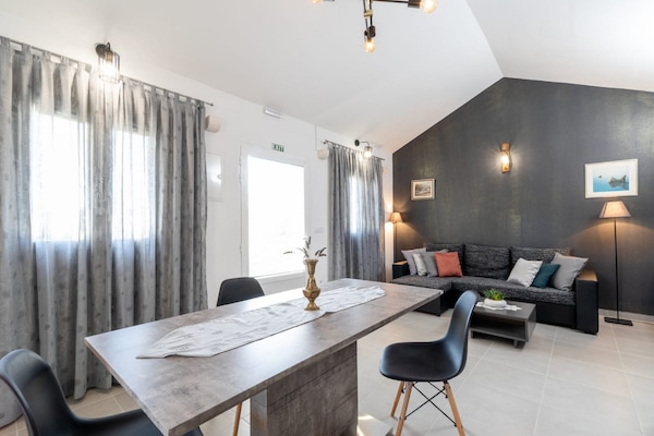 Foto van Stone House Prapatna-Two Bedroom Holiday Home with Swimming Pool - LivingRoom