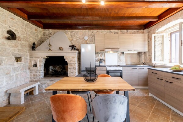 Foto van Stone House Prapatna-Two Bedroom Holiday Home with Swimming Pool - DiningRoom