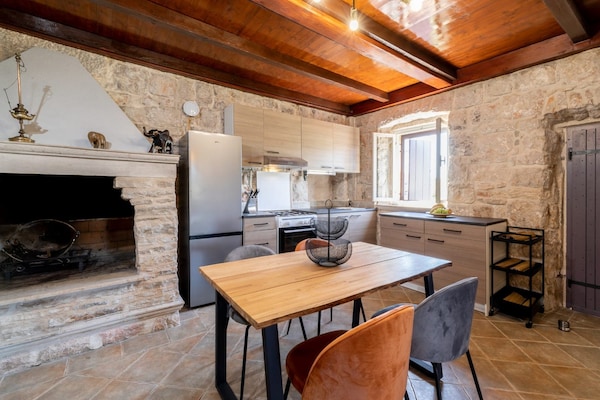 Foto van Stone House Prapatna-Two Bedroom Holiday Home with Swimming Pool - DiningRoom