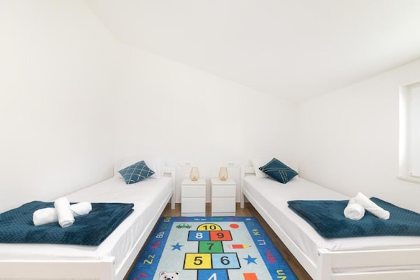 Foto van Apartments Mistral - Three Bedroom Apartment with Balcony and Shared Pool - BedRoom