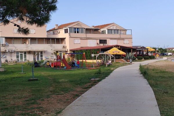 Foto van Dalmatino Pleasure Mobile Home - Two Bedroom Mobile Home with Terrace - Ambiance