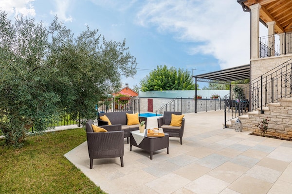 Foto van Stijlvolle villa met zwembad en tuin - Vakantiehuis in Čepić - TerraceBalcony