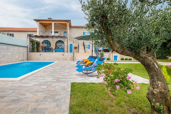 Foto van Stijlvolle villa met zwembad en tuin - Vakantiehuis in Čepić - ExteriorSummer
