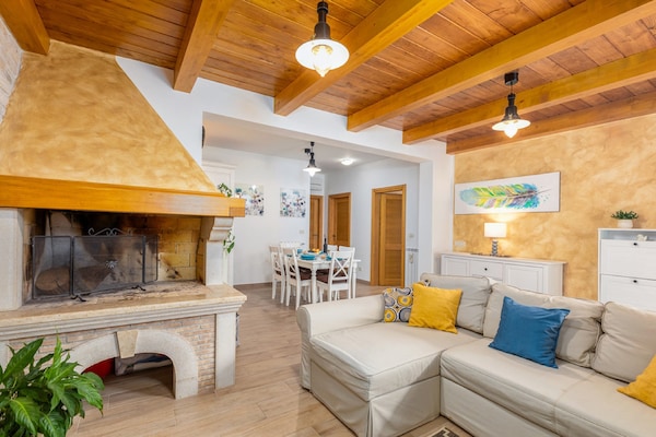 Foto van Stijlvolle villa met zwembad en tuin - Vakantiehuis in Čepić - LivingRoom