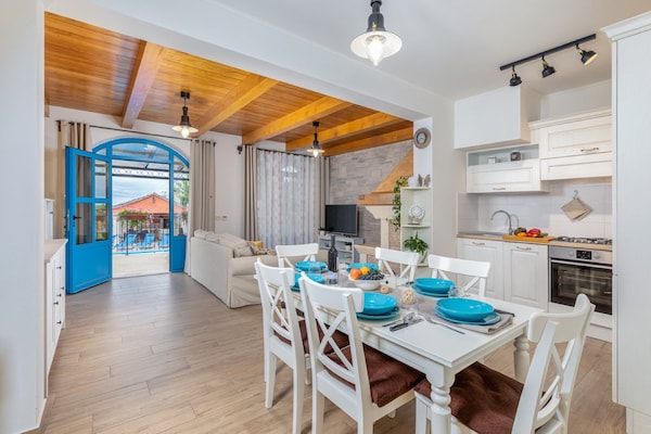 Foto van Stijlvolle villa met zwembad en tuin - Vakantiehuis in Čepić - Kitchen