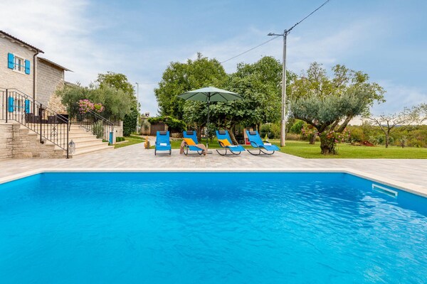 Foto van Stijlvolle villa met zwembad en tuin - Vakantiehuis in Čepić - PoolOfHouse