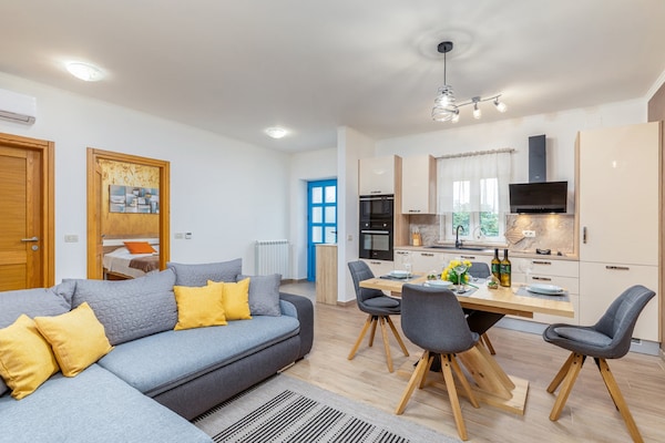 Foto van Stijlvolle villa met zwembad en tuin - Vakantiehuis in Čepić - LivingRoom