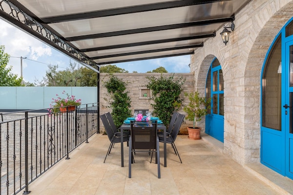 Foto van Stijlvolle villa met zwembad en tuin - Vakantiehuis in Čepić - TerraceBalcony