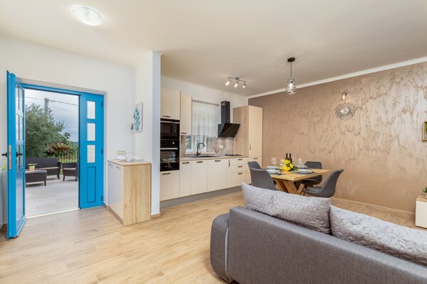 Foto van Stijlvolle villa met zwembad en tuin - Vakantiehuis in Čepić - LivingRoom