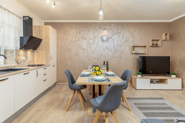 Foto van Stijlvolle villa met zwembad en tuin - Vakantiehuis in Čepić - DiningRoom
