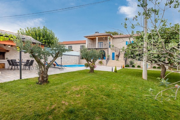Foto van Stijlvolle villa met zwembad en tuin - Vakantiehuis in Čepić - GardenSummer