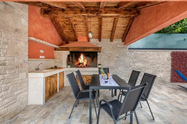 Foto van Stijlvolle villa met zwembad en tuin - Vakantiehuis in Čepić - TerraceBalcony