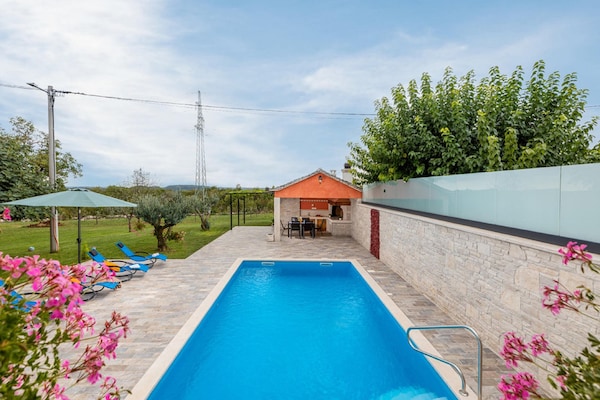 Foto van Stijlvolle villa met zwembad en tuin - Vakantiehuis in Čepić - PoolOfHouse